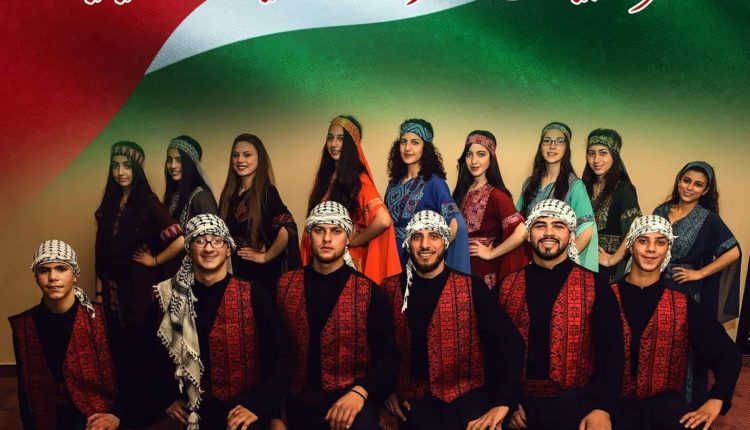 A l’occasion du 68e  anniversaire du déclenchement de la Glorieuse guerre de libération nationale / La troupe “Bissane” des arts populaires palestiniens subjugue le public oranais