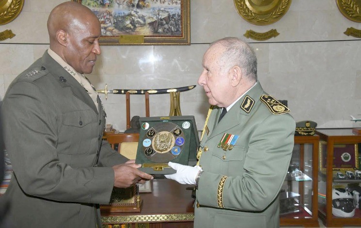 Ministère de la défense nationale / Le Général d’Armée Saïd Chanegriha reçoit le Commandant de Africom