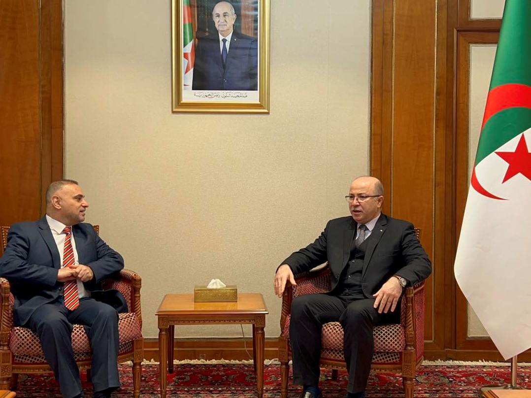 Le Premier ministre reçoit l’ambassadeur de l’Etat de Palestine en Algérie