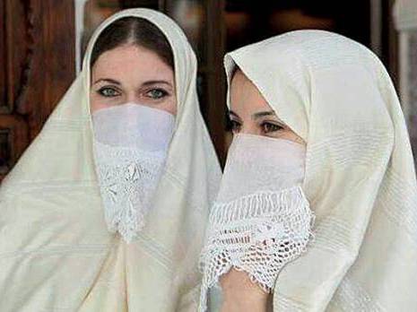 Patrimoine vestimentaire / Aux origines du haïk (Le voile blanc algérois, symbole de pudeur et de pureté).