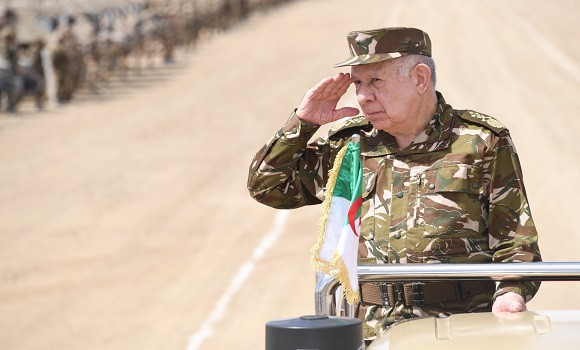 Ministère de la Défense Nationale / Le Général d’Armée Chanegriha supervise un exercice tactique avec munitions réelles à la 4e  RM