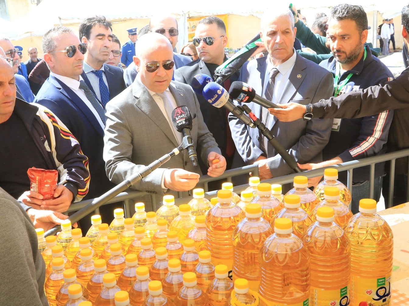 Produits alimentaires de large consommation / Tout est disponible en quantités suffisantes