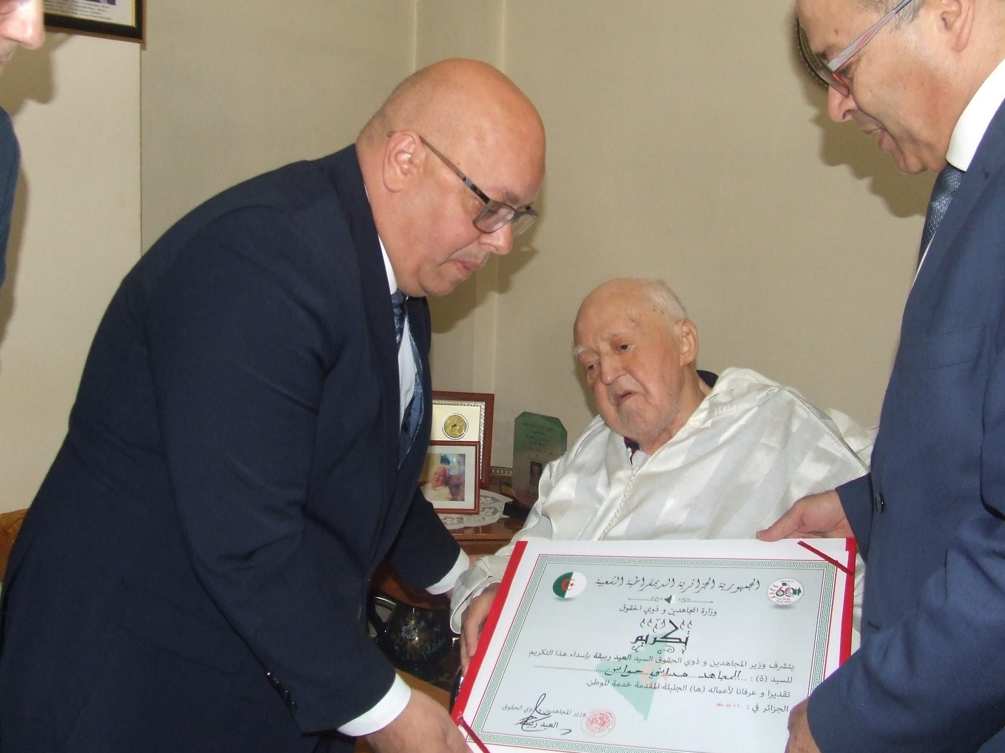 Les ministres des Moudjahidine et de la Communication rendent visite au moudjahid Madani Haouès