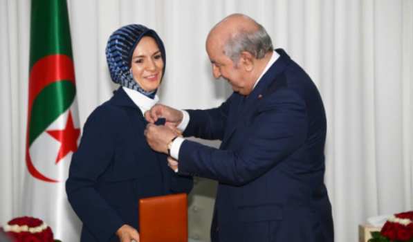 Algérie-Turquie / Le président de la République décerne la médaille “Djadir” à l’ambassadrice de Turquie en Algérie   