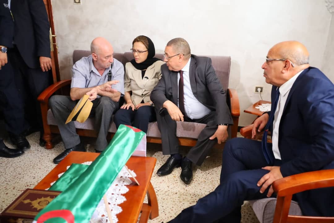 Merad présente les condoléances aux familles des victimes des  incendies de forêt à Tizi-Ouzou et Bouira