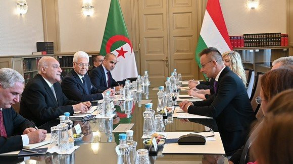 Lors de sa visite de travail en Hongrie / Ahmed Attaf met en avant les efforts de l’Algérie en faveur des solutions pacifiques aux crises