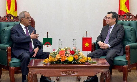 12e commission mixte algéro-vietnamienne / Aoun et le ministre vietnamien de la Construction en coprésident les travaux à Hanoï