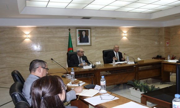 Modernisation des services bancaires / Faid copréside une réunion de coordination avec le ministre de la Poste et des Télécommunications