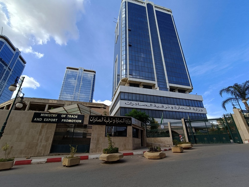 Registre du commerce / Gel de la décision de suppression des analyses et tests médicaux de la liste des activités de pharmacie