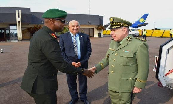 Ministère de la Défense Nationale / Le Général d’Armée Saïd Chanegriha entame une visite officielle en République du Rwanda