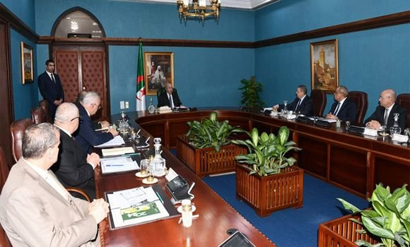 L’événement / Le Président de la République préside une réunion de travail sur les zones franches