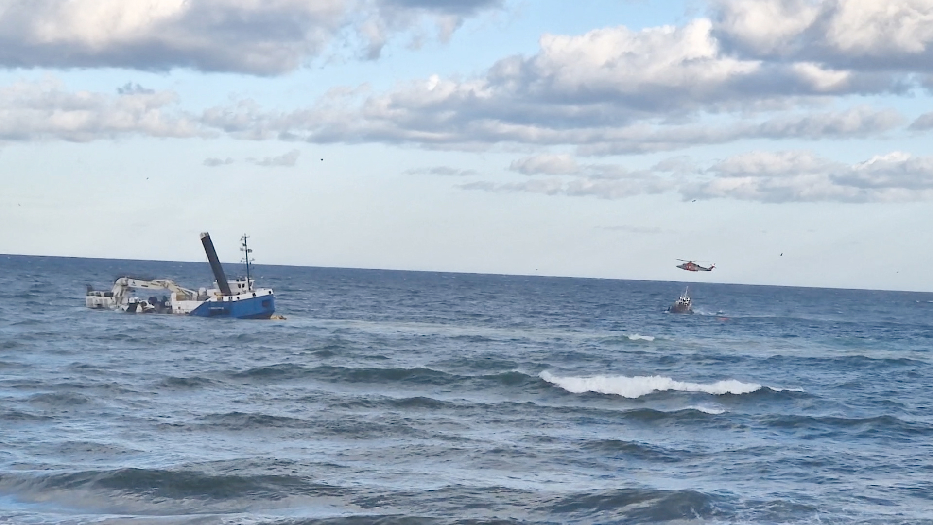 Ministère de la défense nationale / Sauvetage et évacuation sanitaire de marins étrangers au large des côtes de Tipaza