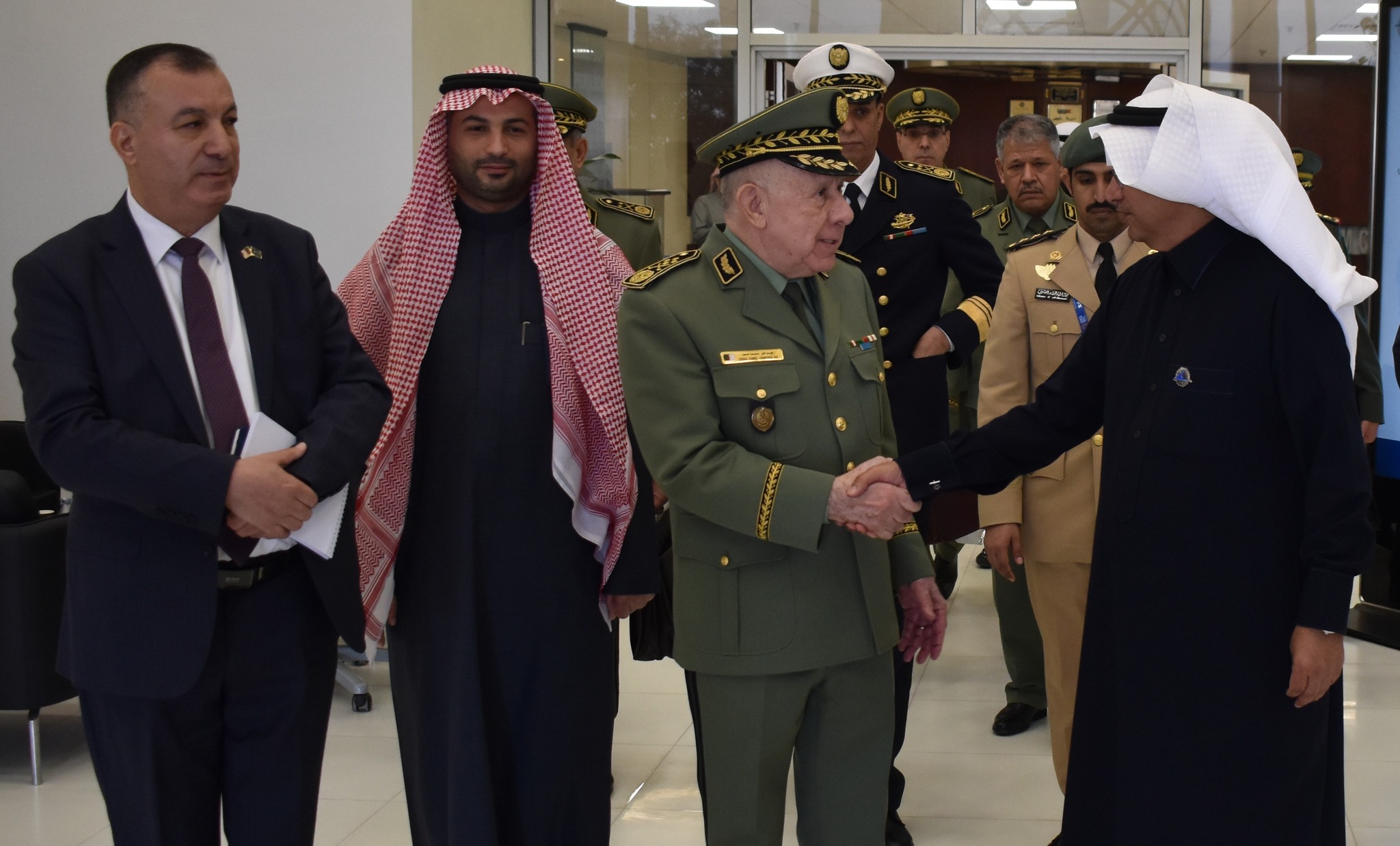 En qualité de représentant de Monsieur le président de la République / Le Général d’Armée Saïd Chanegriha poursuit sa visite officielle au Royaume d’Arabie Saoudite