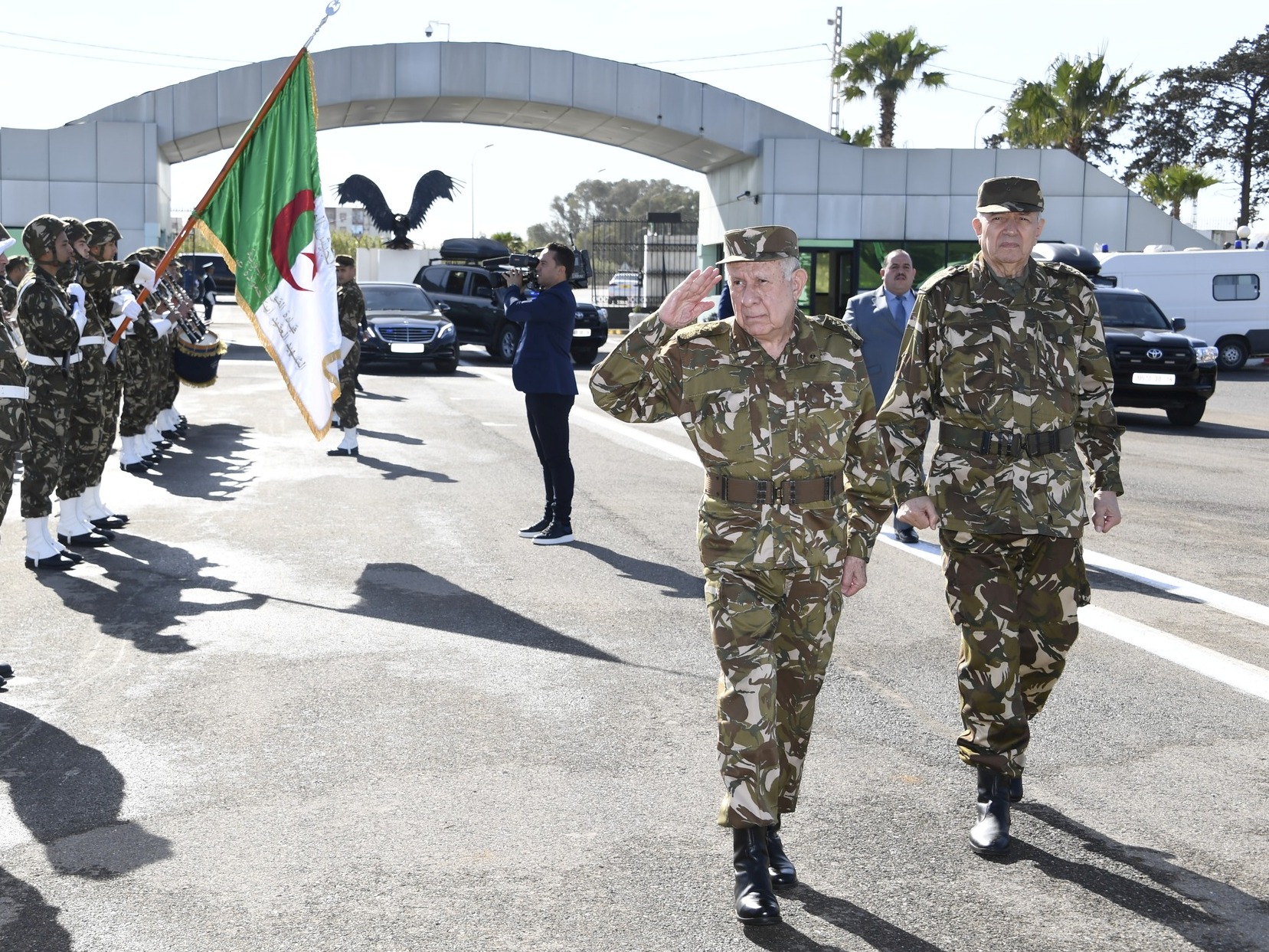 En visite au Commandement des Forces aériennes / Le Général Said Chanegriha appelle à poursuivre les efforts de préparation au combat