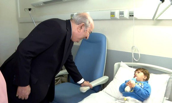 Compassion et générosité / Le Président de la République au chevet de la famille palestinienne d’Abdallah Nacer Arar à l’hôpital d’Aïn Naâdja