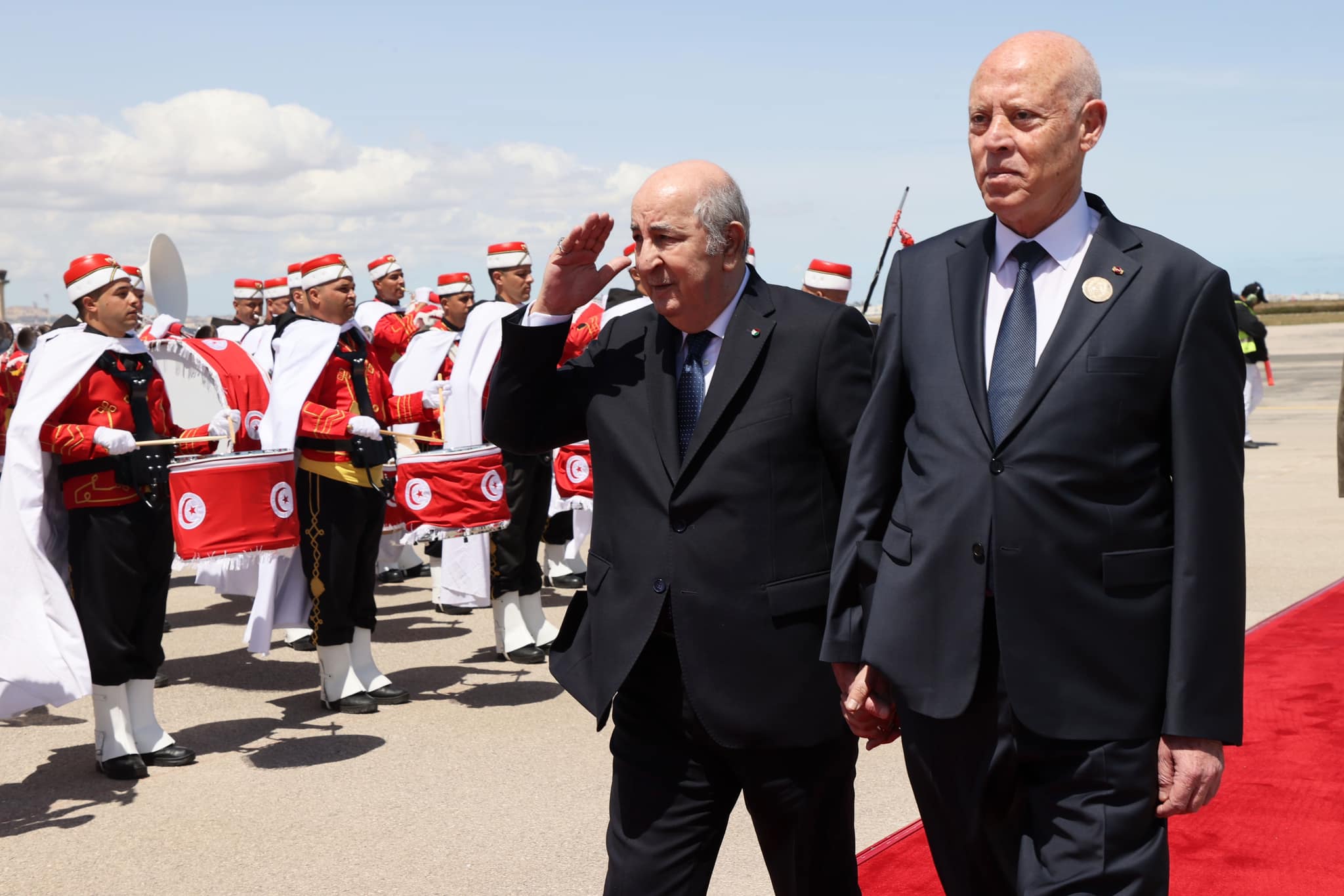 Dans une déclaration à la presse à son arrivée à l’aéroport de Carthage / Le Président de la République réaffirme le soutien constant de l’Algérie à la Tunisie