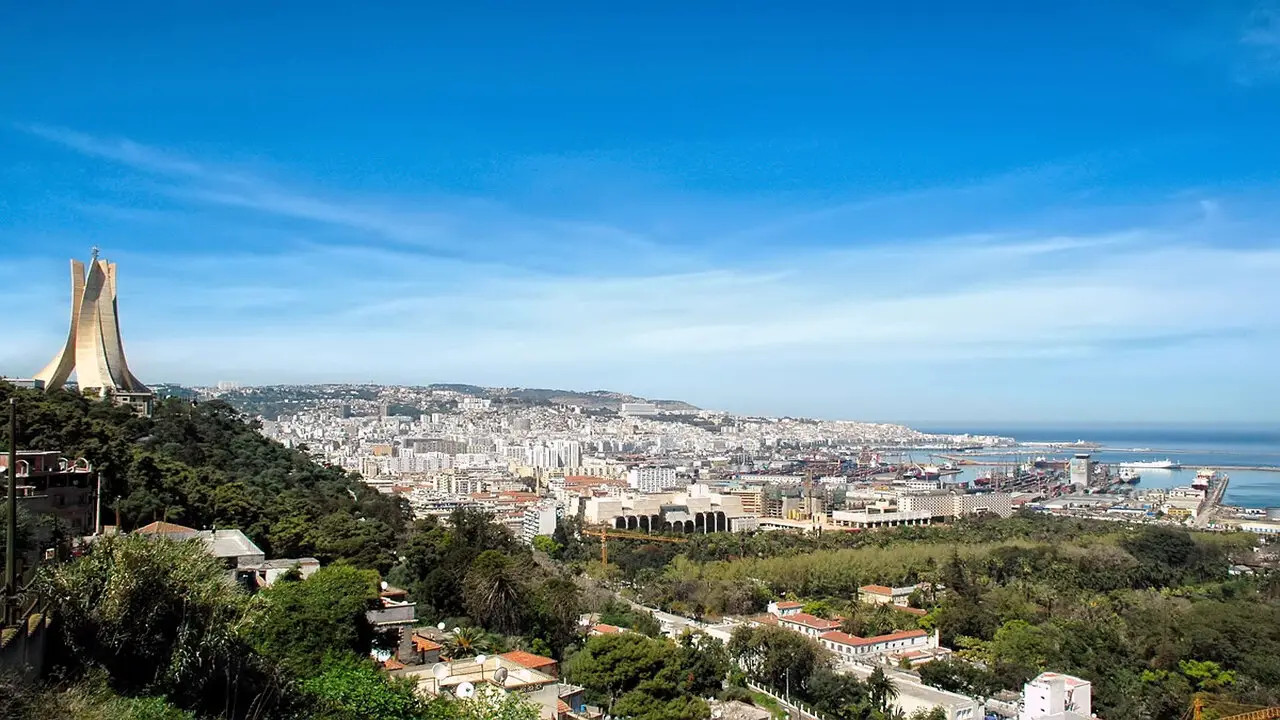 Malgré tous les coups subis et endurés elle est debout/Insubmersible Algérie !
