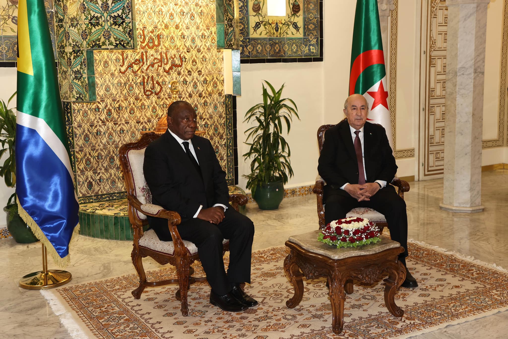 Aéroport international Houari-Boumediene / Le Président de la République s’entretient avec son homologue sud-africain au salon d’honneur