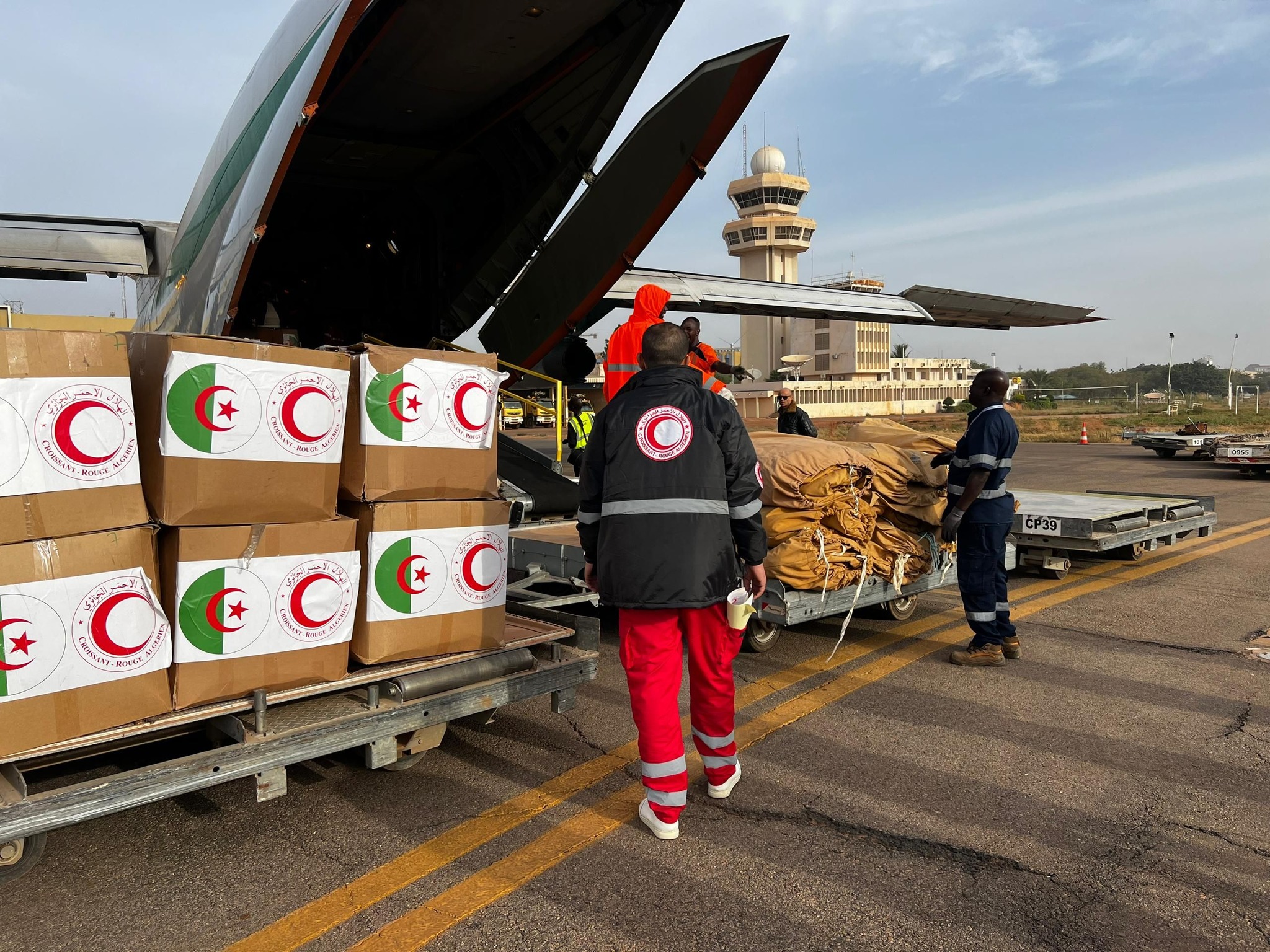 Dans le cadre des relations de solidarité et de fraternité / Arrivée à l’Aéroport de Ouagadougou de quatre avions de transport militaire chargés d’aides humanitaires du CRA