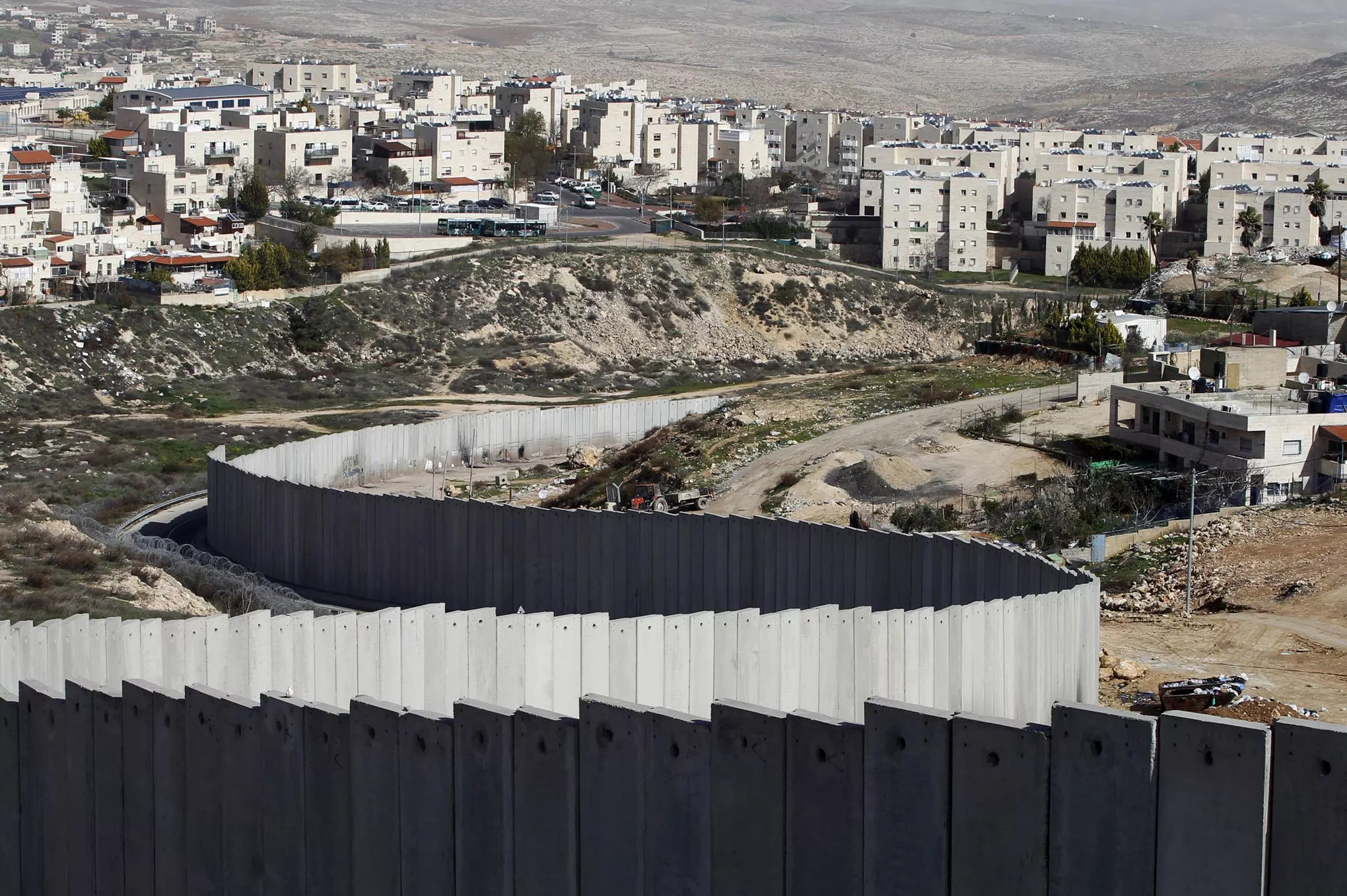Palestine occupée / L’entité sioniste scelle Bethléem avec des portes militaires, barrières et blocs de béton