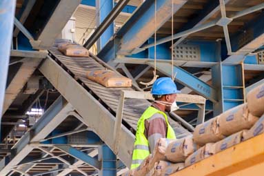 Elle contribuera au développement local et national / Ghrieb procède à la remise en service de la cimenterie de Timegtane