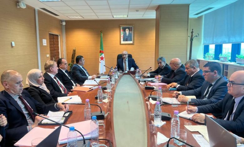 Commerce intérieur / Zitouni préside une réunion d’évaluation sur l’état d’avancement des projets du secteur