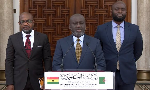 Le Président de la République reçoit l’ambassadeur de la République du Ghana auprès de l’Algérie