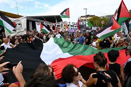 Mobilisation pour la Palestine à la Mostra de Venise/ Manifestants et artistes unis pour dénoncer les crimes sionistes à  Ghaza