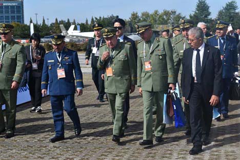 Poursuivant sa visite en République de Corée / Le Général d’Armée Saïd Chanegriha visite plusieurs stands de l’ADEX-2025