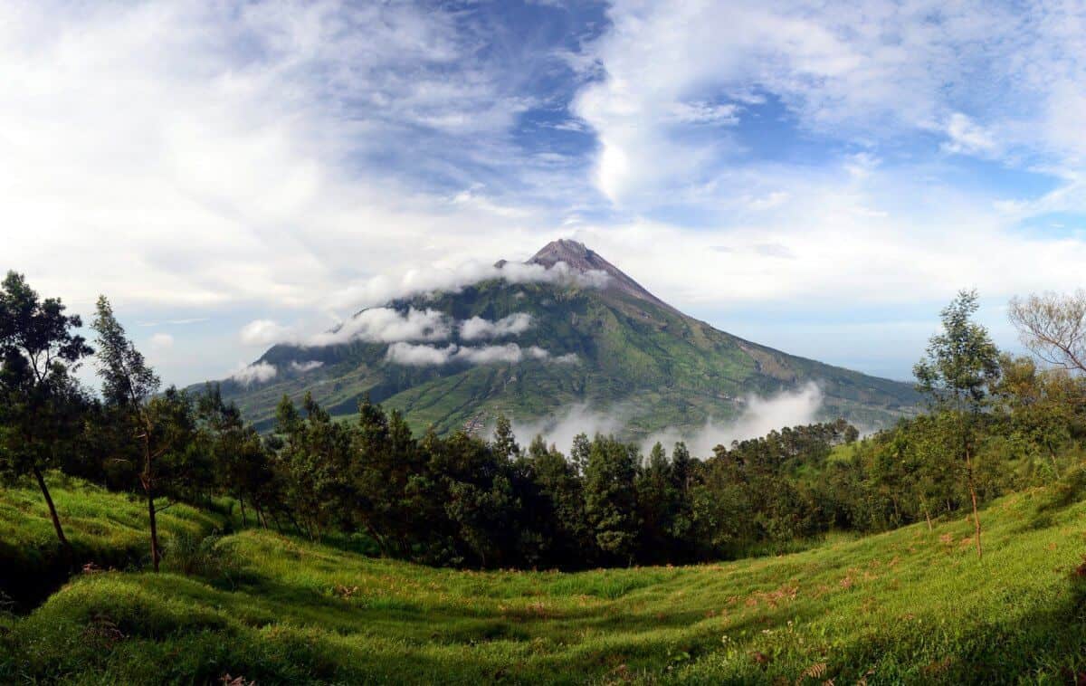 Quand la terre crache ses entrailles/ Le mont Merapi se réveille