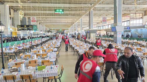 Le CRA ouvre le plus grand restaurant d’iftar à la gare routière du Caroubier à Alger