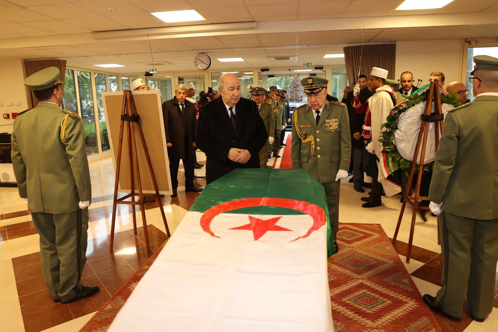 L’Algérie en deuil / Le président de la République se recueille à la mémoire du moudjahid Liamine Zeroual au Palais du peuple