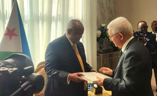 Prestation de serment du président djiboutien / Représentant le Président de la République, M. Nasri prend part à la cérémonie