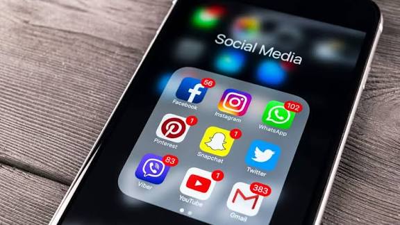 Interdiction des réseaux sociaux aux adolescents/On en parle au Royaume-Uni