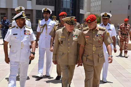Au 4e  jour de sa visite officielle au Sultanat d’Oman/Le Général d’Armée Saïd Chanegriha visite le Collège militaire technique à Mascate