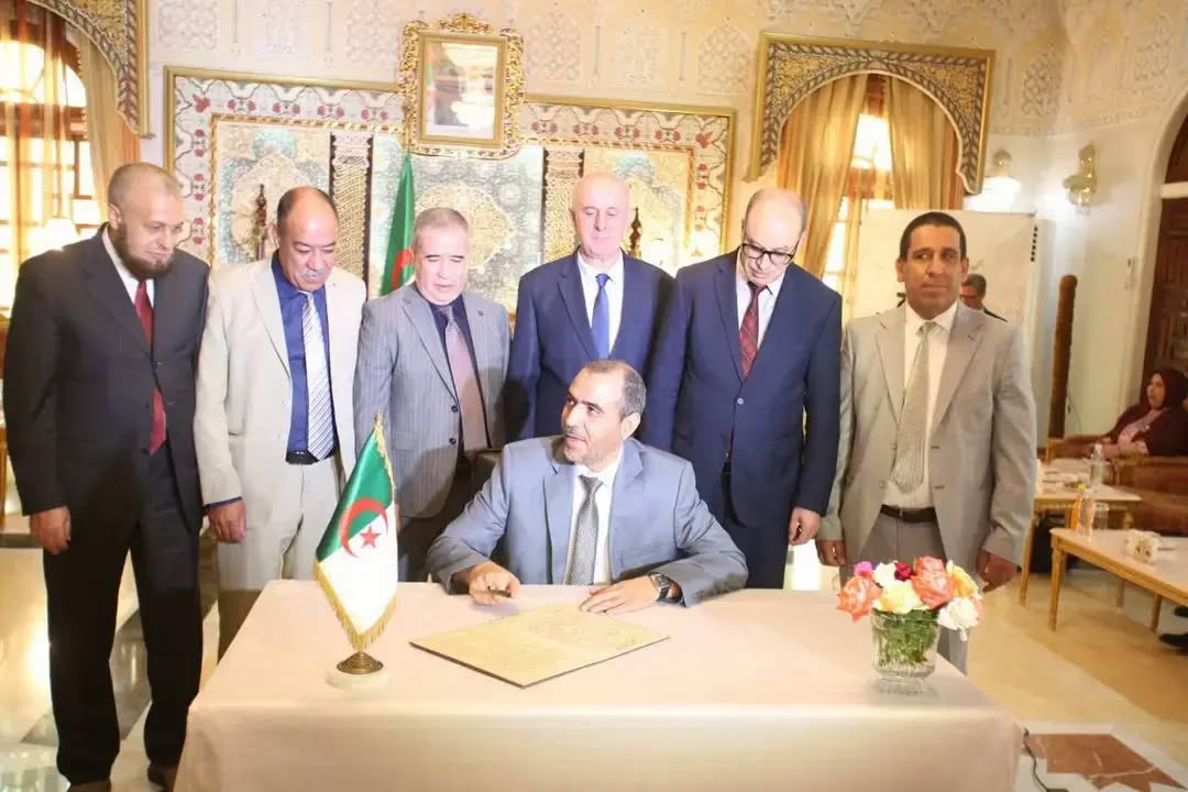 Notre religion     Signature de l’autorisation préalable à la publication d’un exemplaire du Saint Coran en écriture “Naskh”