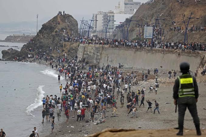 Près de 49.000 migrants irréguliers gagnent Ceuta en 24 heures/L’Espagne face à une situation exceptionnelle