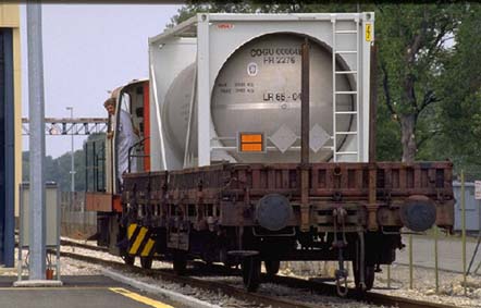Uranium africain / Le voyage sous haute sécurité de la matière la plus convoitée au monde